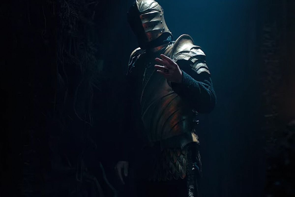Emhyr, completamente oscurecido por su armadura, en la segunda temporada de The Witcher