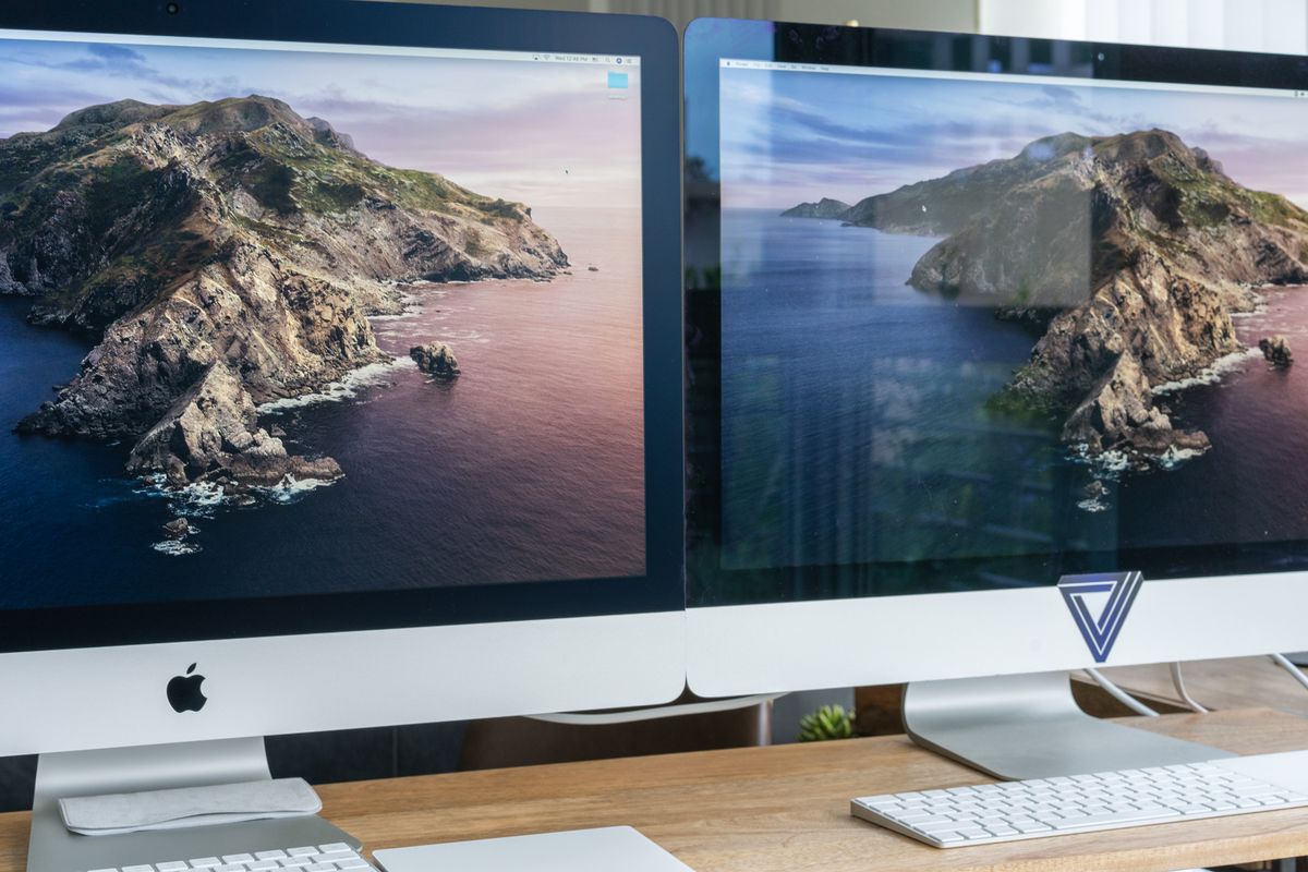 2020 iMac on the left, 2017 iMac on the right. The nano texture finish on the 2020 iMac all but erases glare.