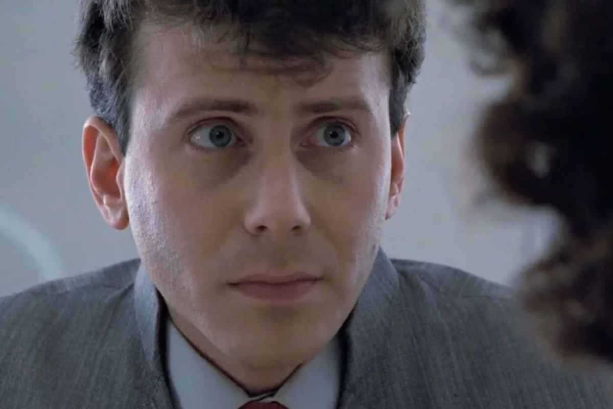 Paul Reiser in his starring role in Aliens, starring at Sigourney Weaver. He is the most middle of managers.
