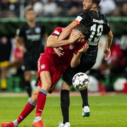 Abraham gives Lewandowski an elbow to the chin.