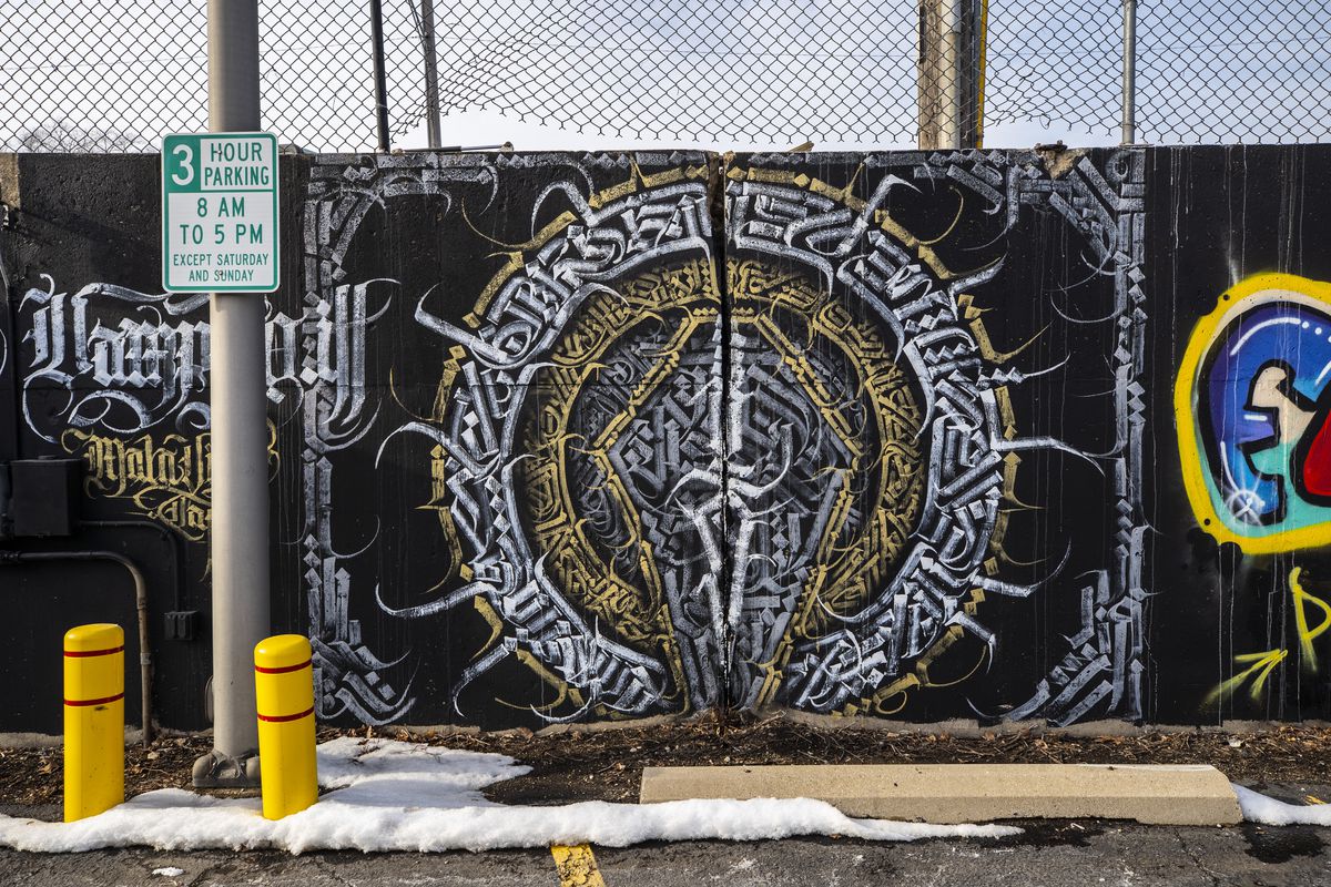 Un muro de graffiti creado en un estacionamiento de la ciudad de Aurora.