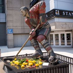 Fans with the statue of Stan Mikita outside the United Center Sunday. | James Foster/For the Sun-Times