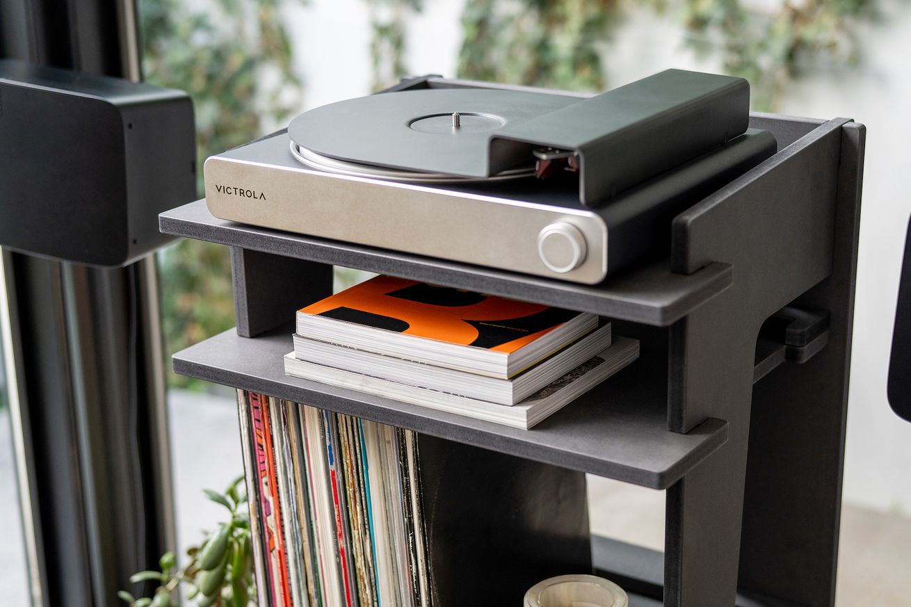 A picture of the Victrola Stream Carbon turntable on a shelf with a Sonos Five speaker on each side.