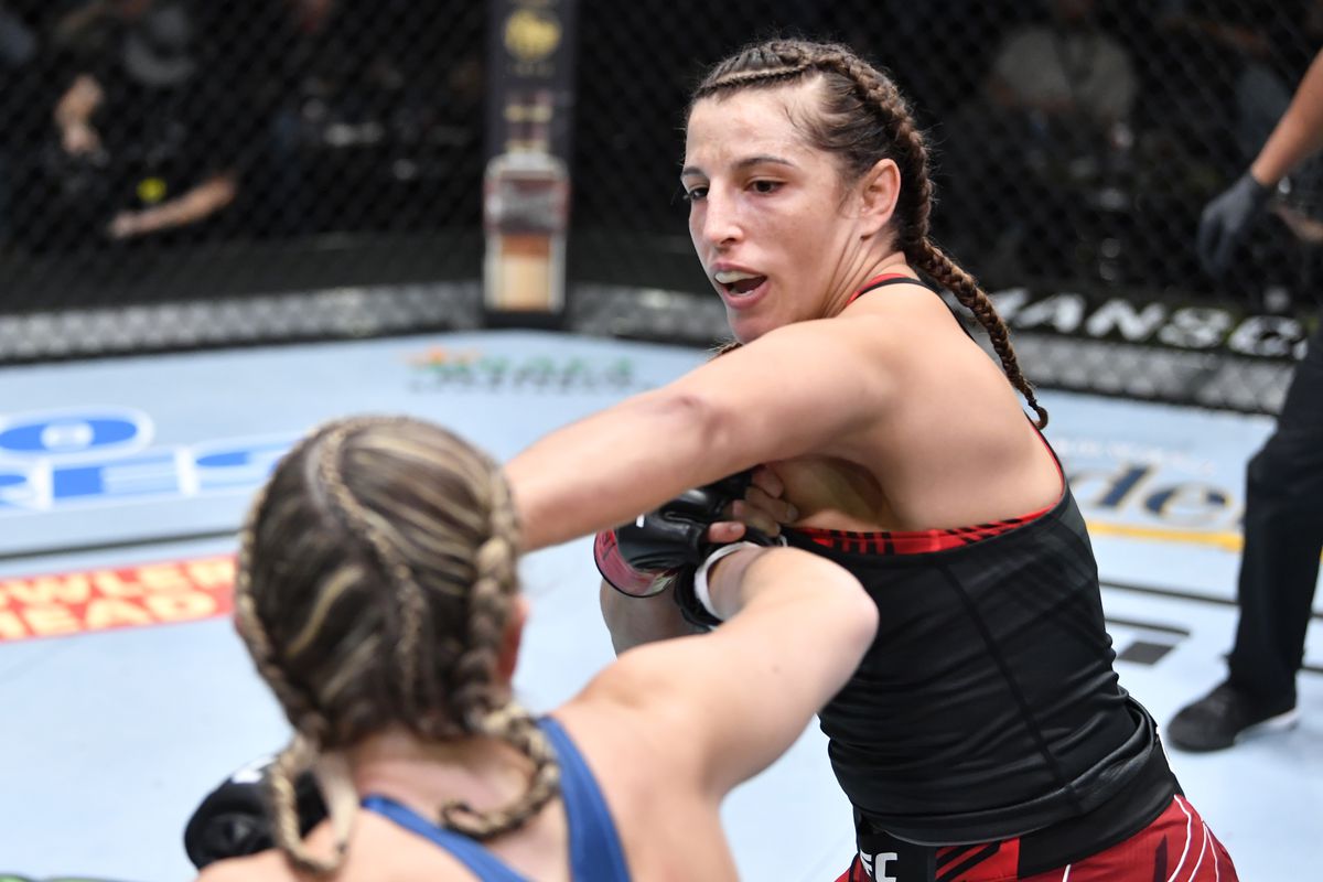 Felicia Spencer lands a left hand on Leah Letson at UFC Fight Night: Holloway vs. Rodriguez.
