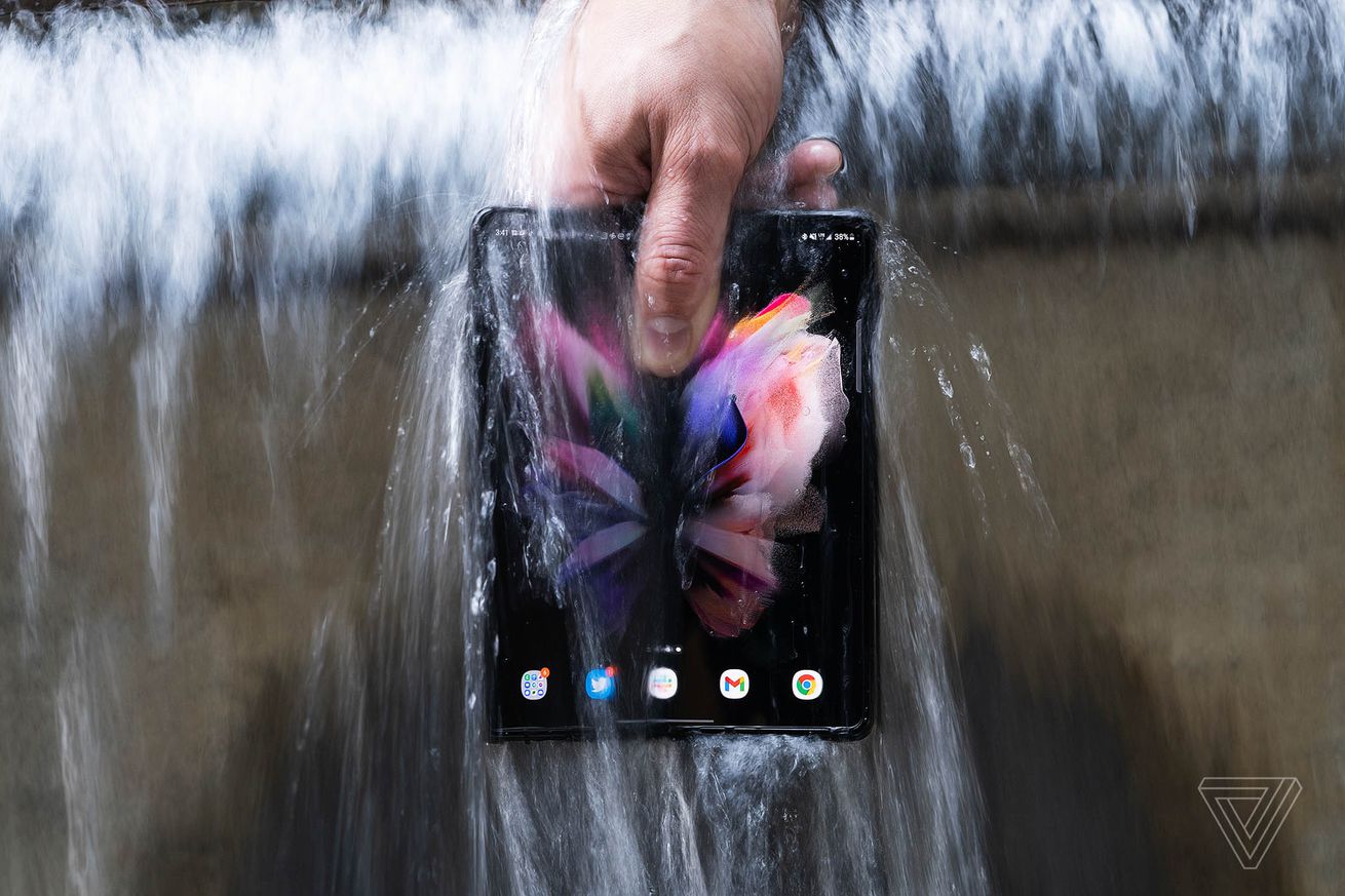 Şelalenin altında Samsung Galaxy Z Fold 3.