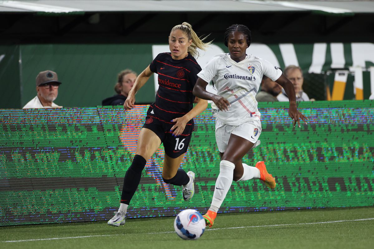 NWSL: North Carolina Courage at Portland Thorns FC. Brianna Pinto running and winning a duel for the ball with Portland’s Janine Beckie wearing her white away kit. 