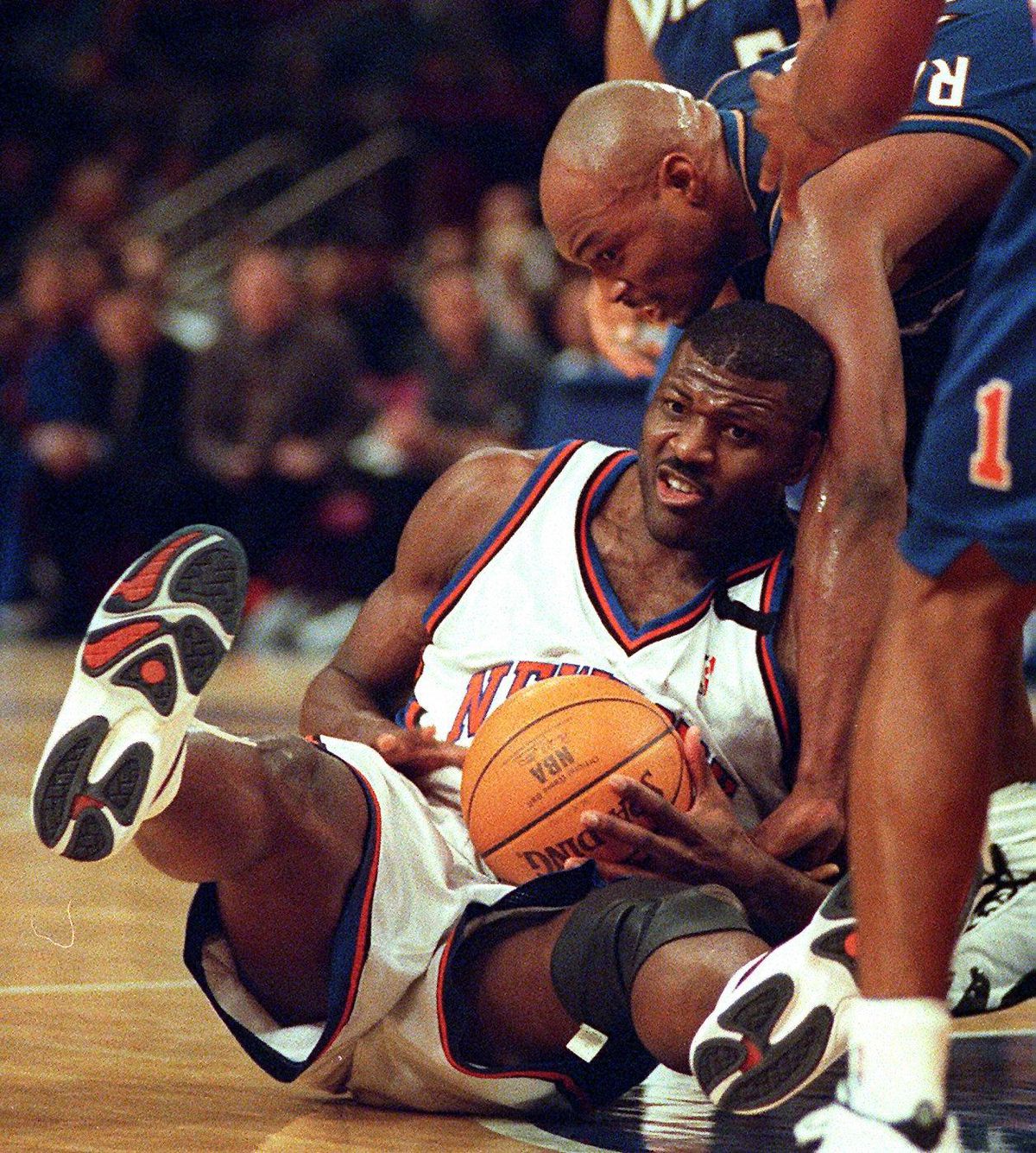 New York Knicks’ Larry Johnson (Bottom) tries to g