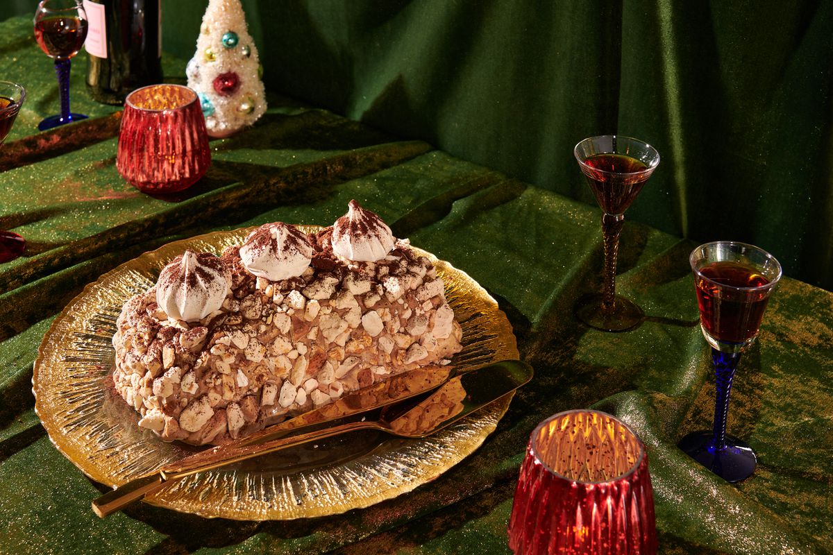 A coffee meringue served on a glittery gold platter.