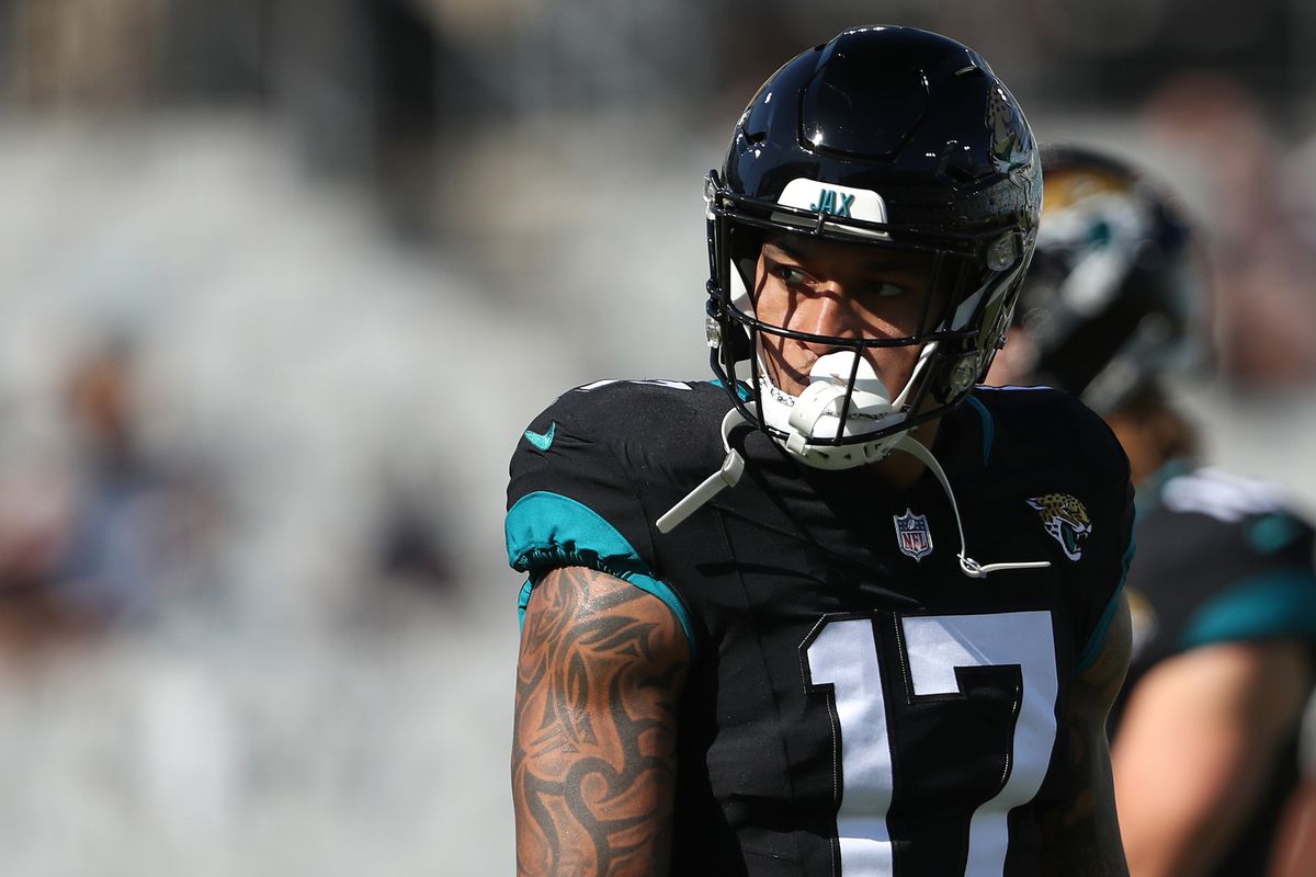 Evan Engram of the Jacksonville Jaguars warms up before a game against the Tennessee Titans at EverBank Stadium on November 19, 2023 in Jacksonville, Florida.