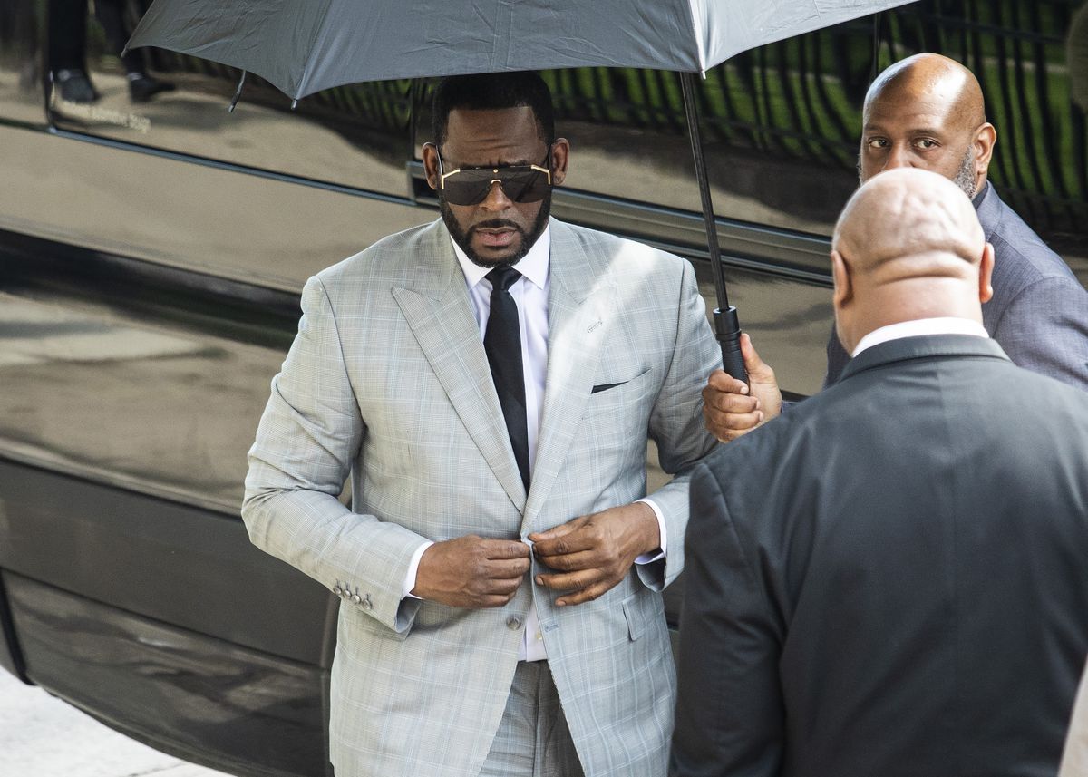 R. Kelly gets ready to walk into the Leighton Criminal Courthouse Thursday morning.