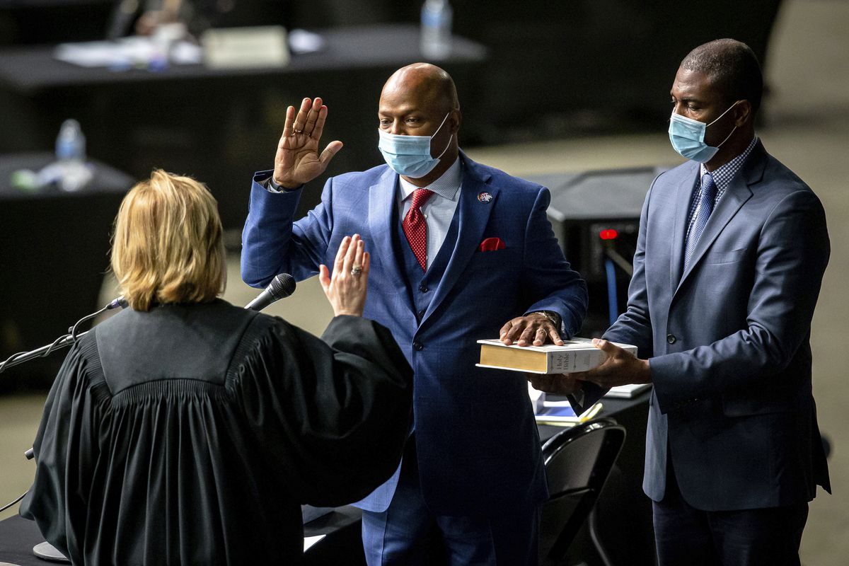 Newly elected House Speaker Emanuel “Chris” Welch takes the oath of office at the Illinois House of Representatives at the Bank of Springfield Center in January.