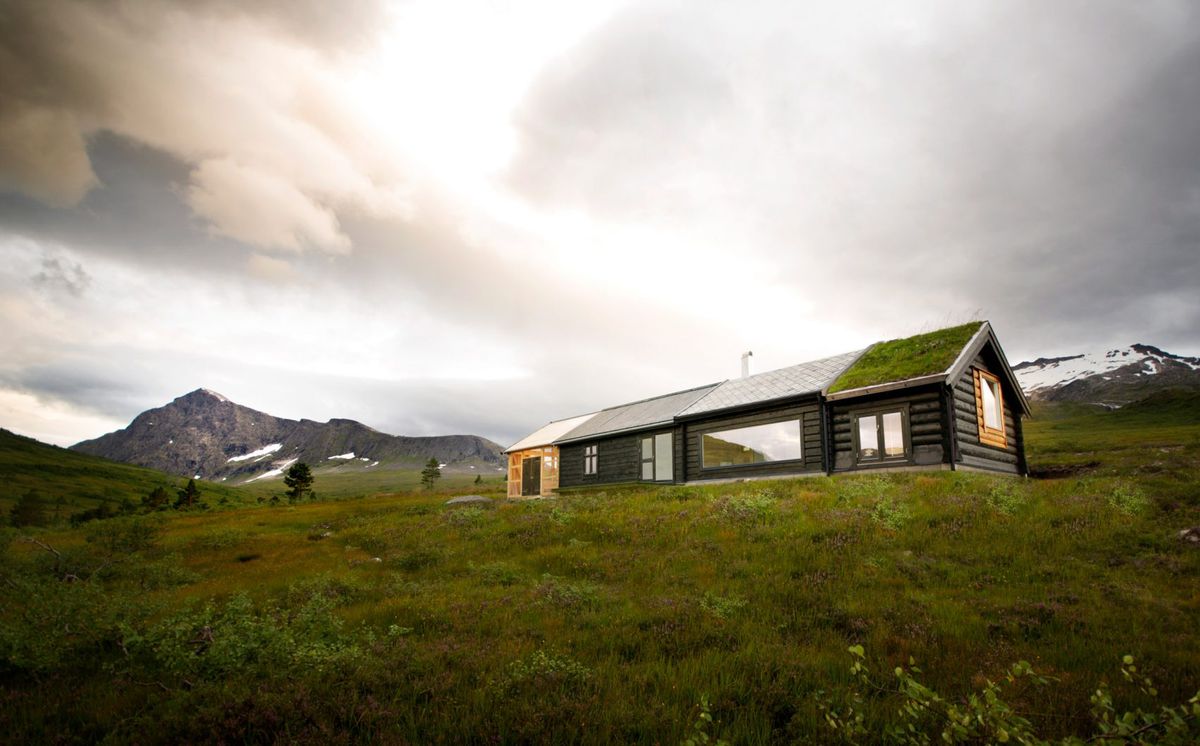 Norwegian cabin with mix-n-match facade