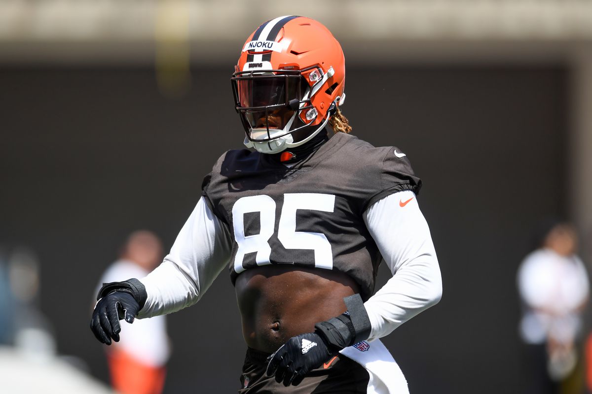 David Njoku #85 of the Cleveland Browns runs a drill during the Cleveland Browns mandatory minicamp at FirstEnergy Stadium on June 16, 2022 in Cleveland, Ohio.