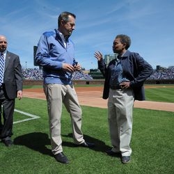 Mayor-elect Lori Lightfoot talks to Cubs chairman Tom Ricketts. | Victor Hilitski/For the Sun-Times