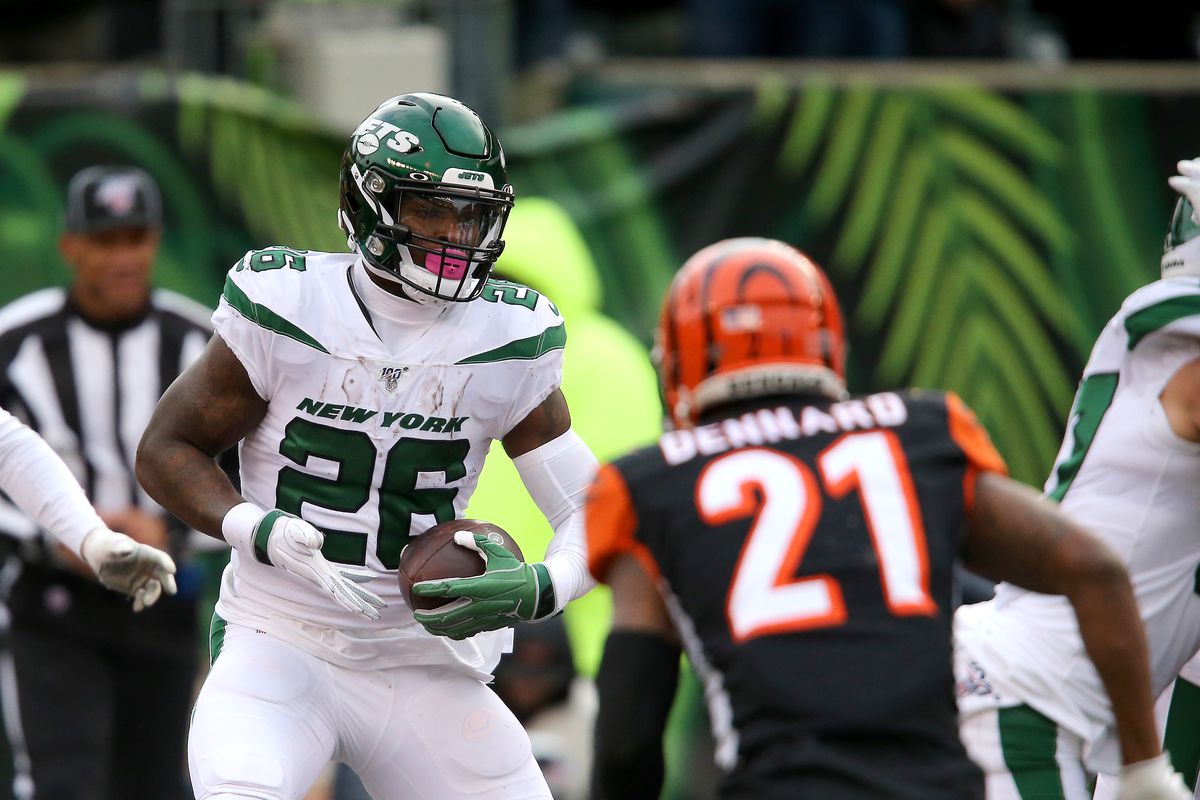 New York Jets running back Le’Veon Bell runs during the second half against the Cincinnati Bengals at Paul Brown Stadium.