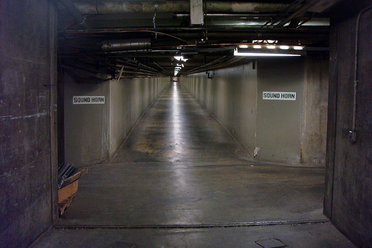 The tunnel between the Hall of Records and the Hall of Administration. Photo by <a href="https://www.flickr.com/photos/kansas_sebastian/4472450568">Kansas Sebastian</a> / Creative Commons