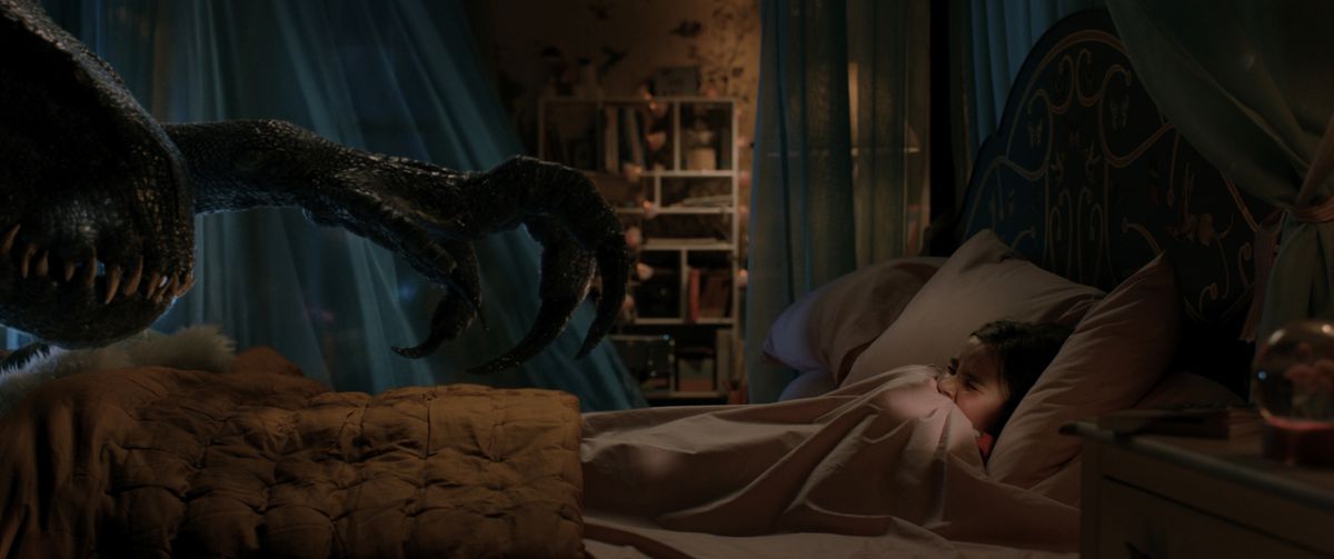 Jurassic World: Fallen Kingdom - Indoraptor reaches out toward Maisie in bed