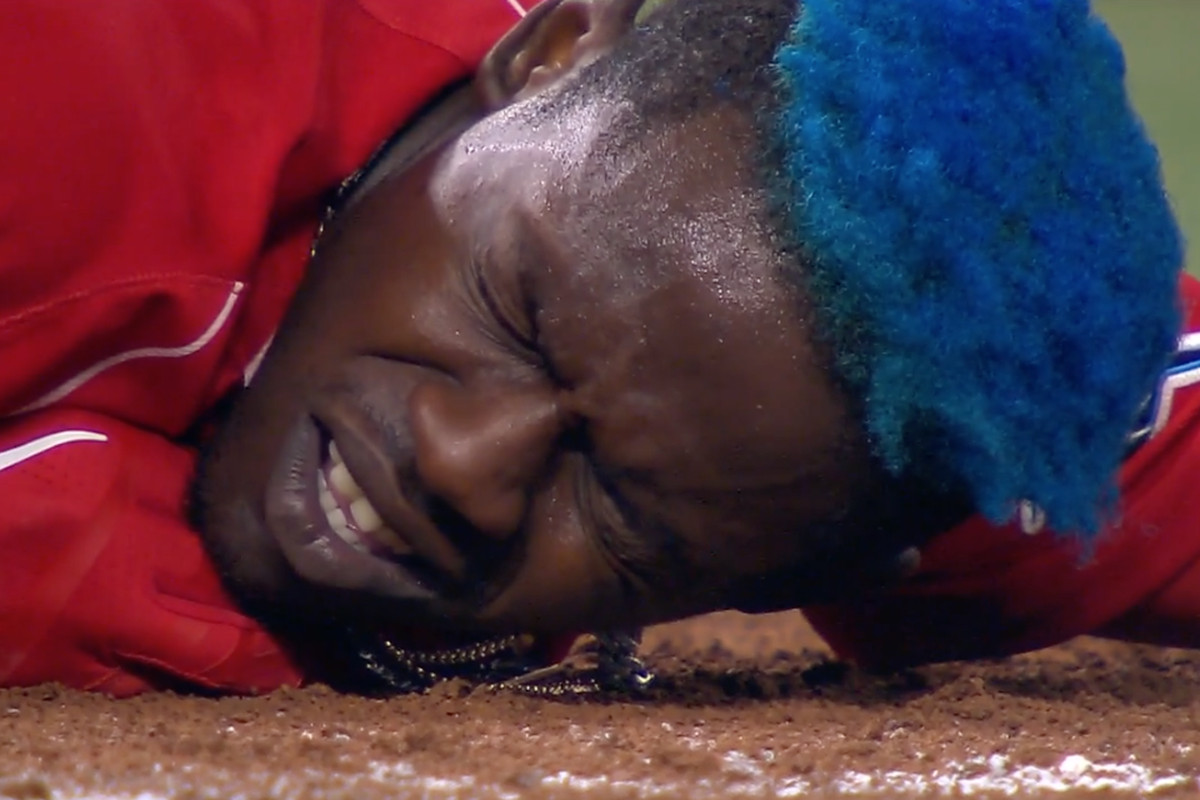 Jazz Chisholm Jr. cringes in pain after slipping on third base