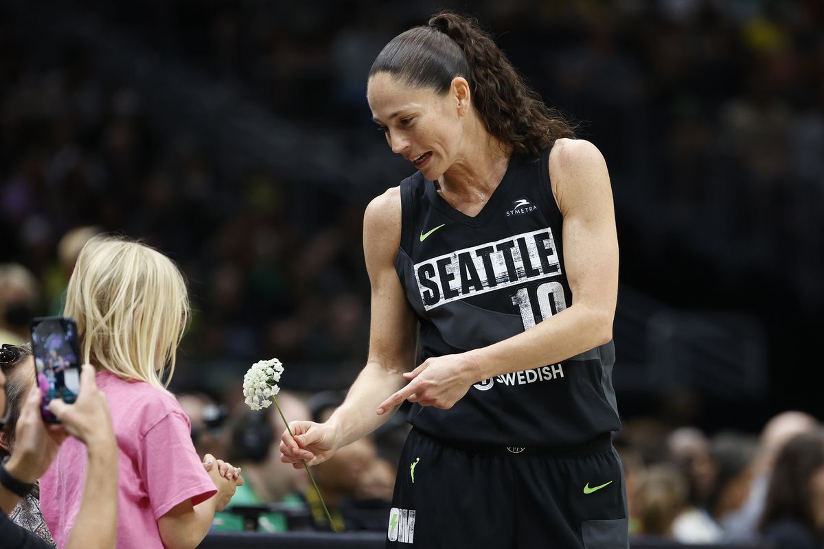 Achteruit spoel heerser Sue Bird got a flower from a young fan for her last home game, and it's the  cutest thing ever - SBNation.com