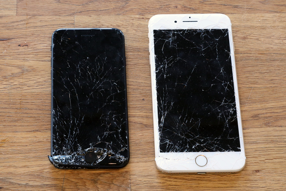 The iPhone 7 and iPhone 7 Plus after a drop test.