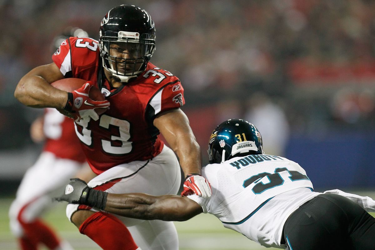 ATLANTA, GA - DECEMBER 15:  Michael Turner #33 of the Atlanta Falcons runs the ball against the Ashton Youboty #31 of the Jacksonville Jaguars at the Georgia Dome on December 15, 2011 in Atlanta, Georgia.  (Photo by Kevin C. Cox/Getty Images)