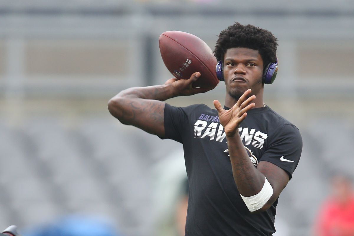 Baltimore Ravens quarterback Lamar Jackson warms up before playing the Pittsburgh Steelers at Heinz Field.&nbsp;