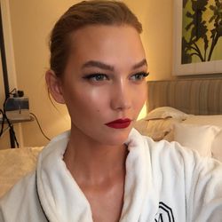Karlie Kloss' beauty look: Red lips and a power brow.