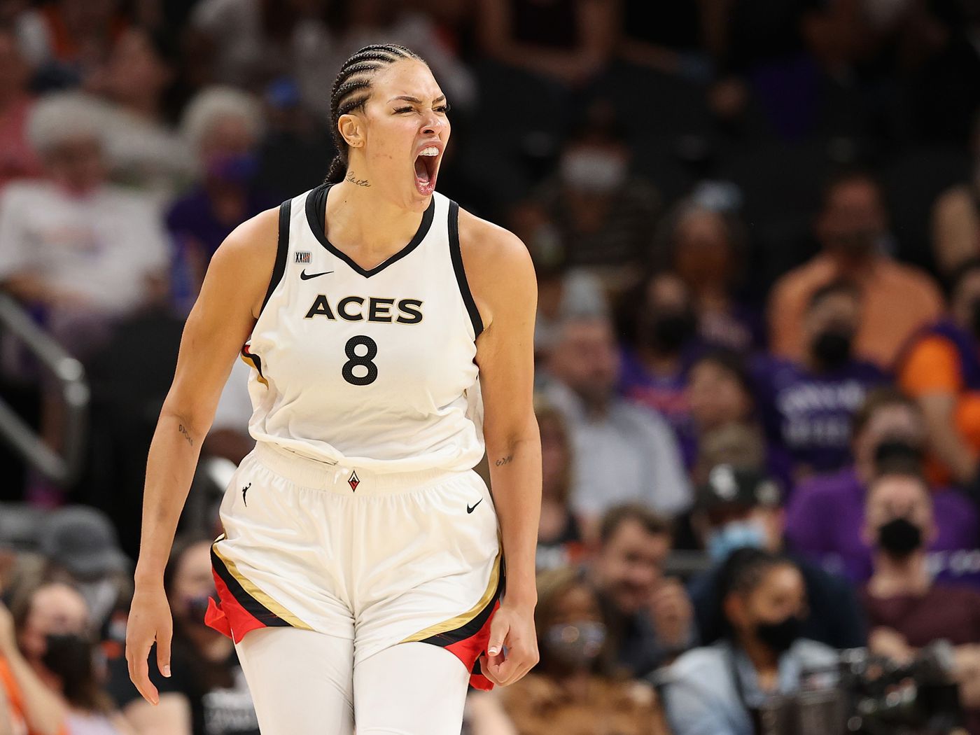 Liz Cambage blasts WNBA for coach Becky Hammon earning 4x more than max  player 