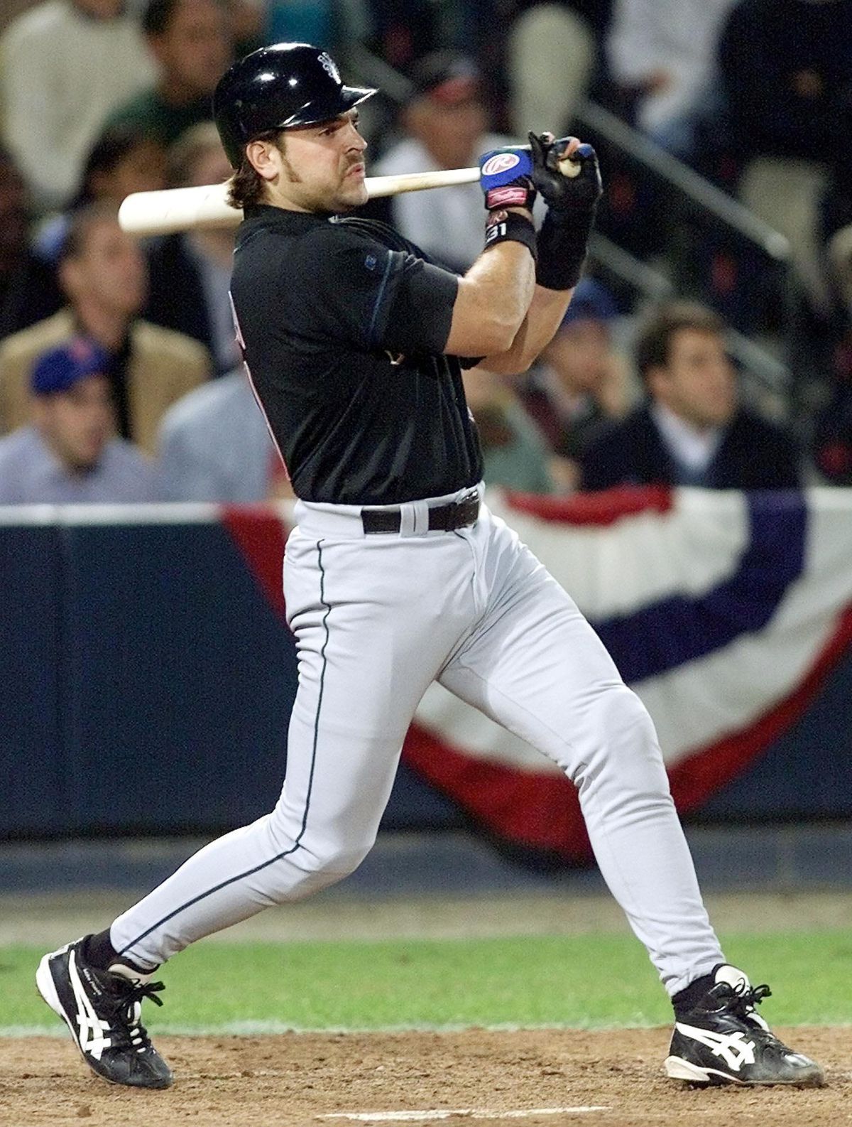 Catcher Mike Piazza of the New York Mets connects