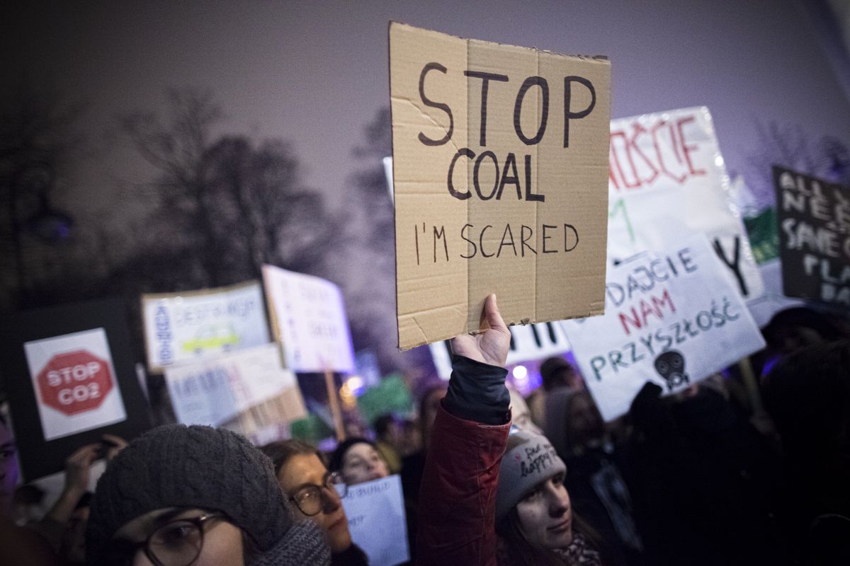 Un manifestant tient une pancarte disant : « Arrêtez le charbon, j’ai peur. »