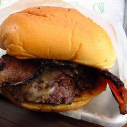 Peanut butter bacon burger from Shake Shack by <a href="http://www.flickr.com/photos/nycblondieandbrownie/5443914704/in/pool-29939462@N00/">nycblondieandbrownie</a>