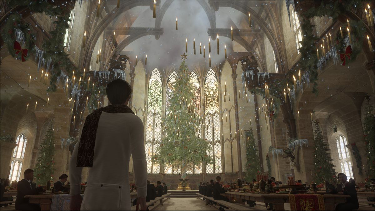 Christmas in Hogwarts Legacy! Huge christmass tree and floating candles in the great hall.