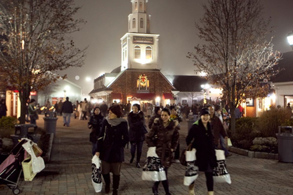 How to Survive Black Friday at Woodbury Common - Racked NY - What Is Woodbury Common Like On Black Friday