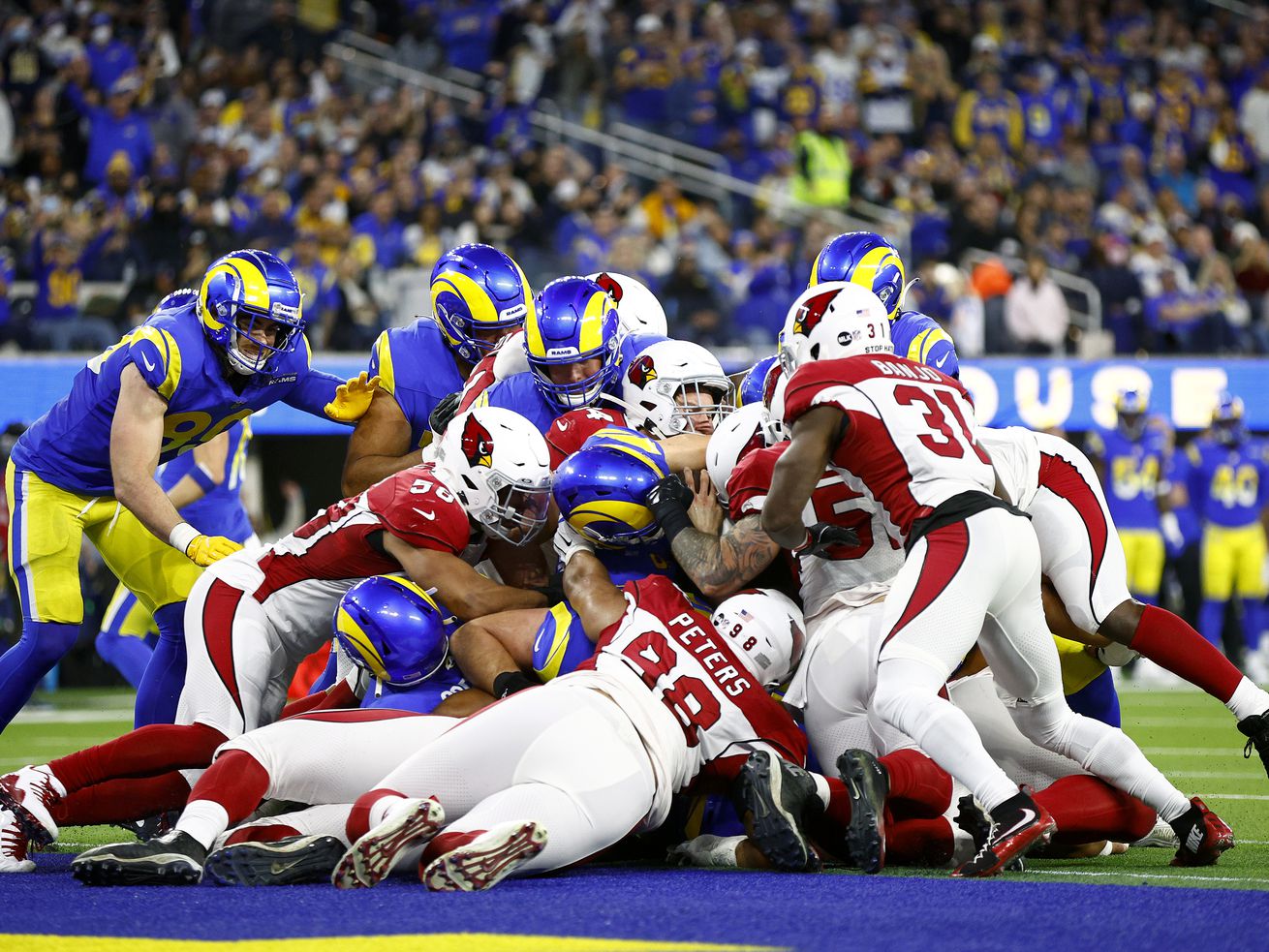 Stafford propels Rams in rout of Cardinals