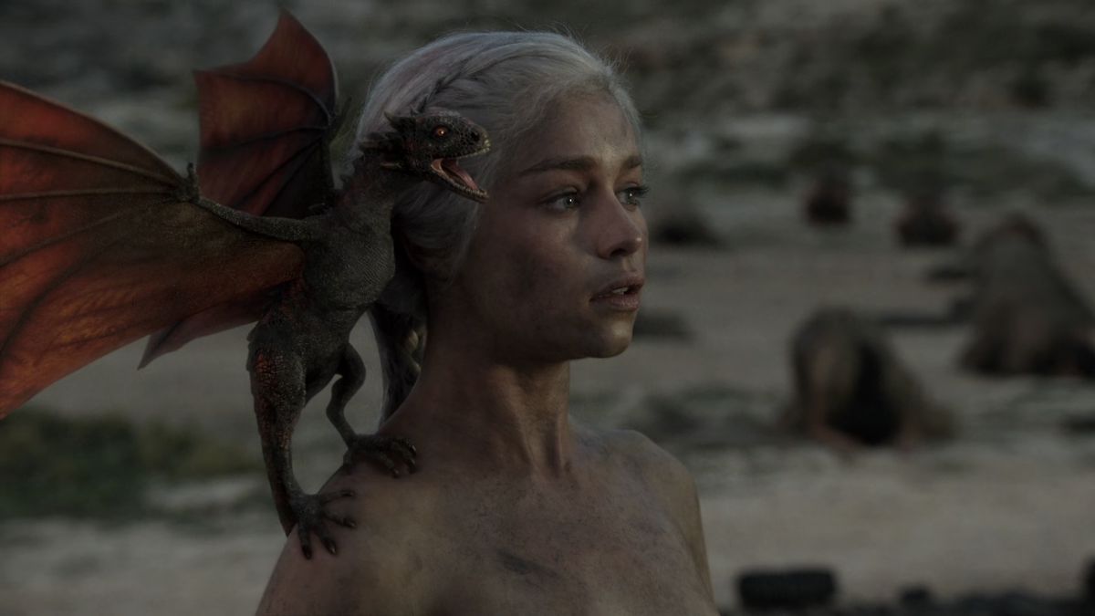Game of Thrones - Daenerys Targaryen with baby dragon on her shoulder