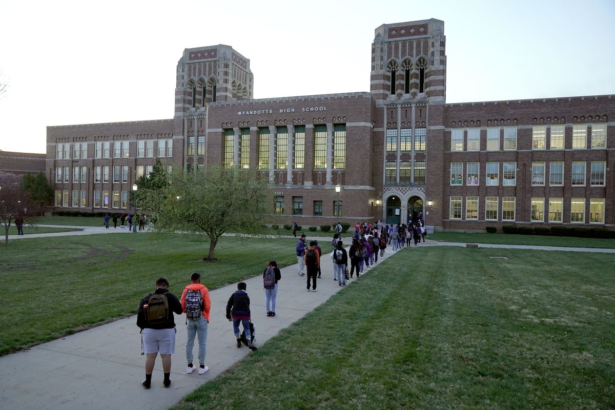 Even as schools reopen, many students learn remotely: survey - Chicago  Sun-Times
