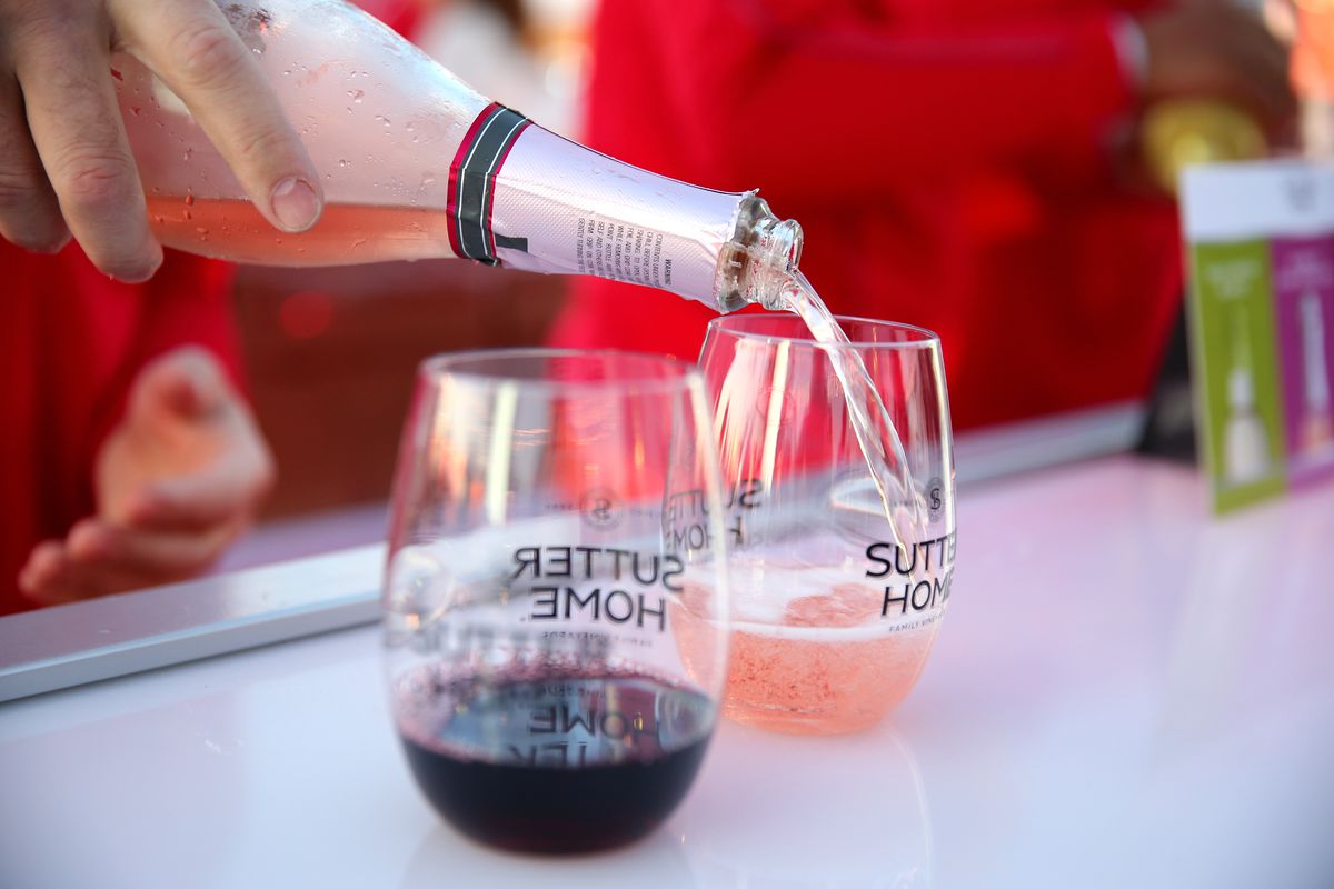 Sutter Home wine is poured into stemless wine glasses at the Blue Moon Burger Bash.