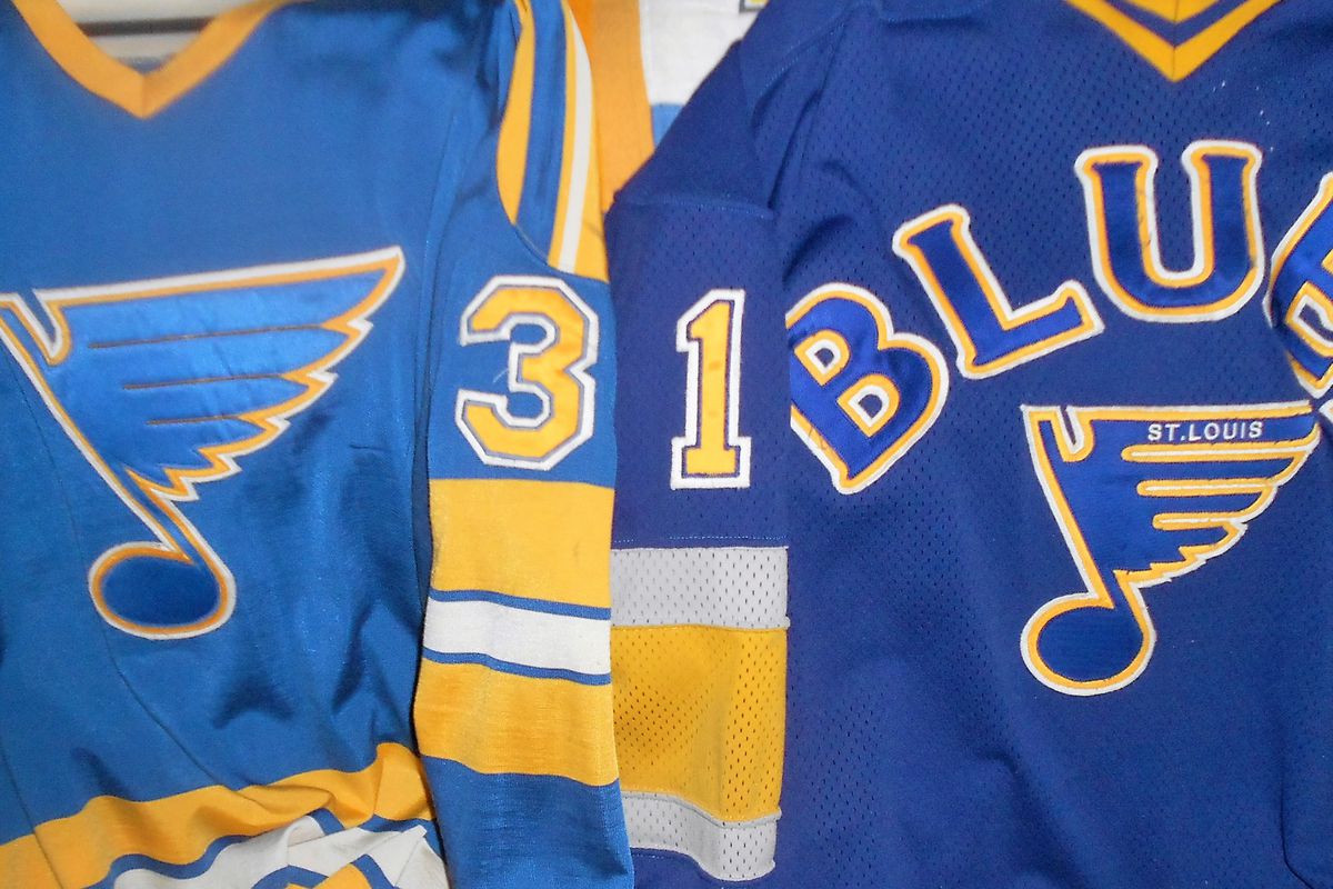 Which one of these designs for the Winter Classic jersey: early 1980s (Wamsley) or 1985/6 (Liut)?