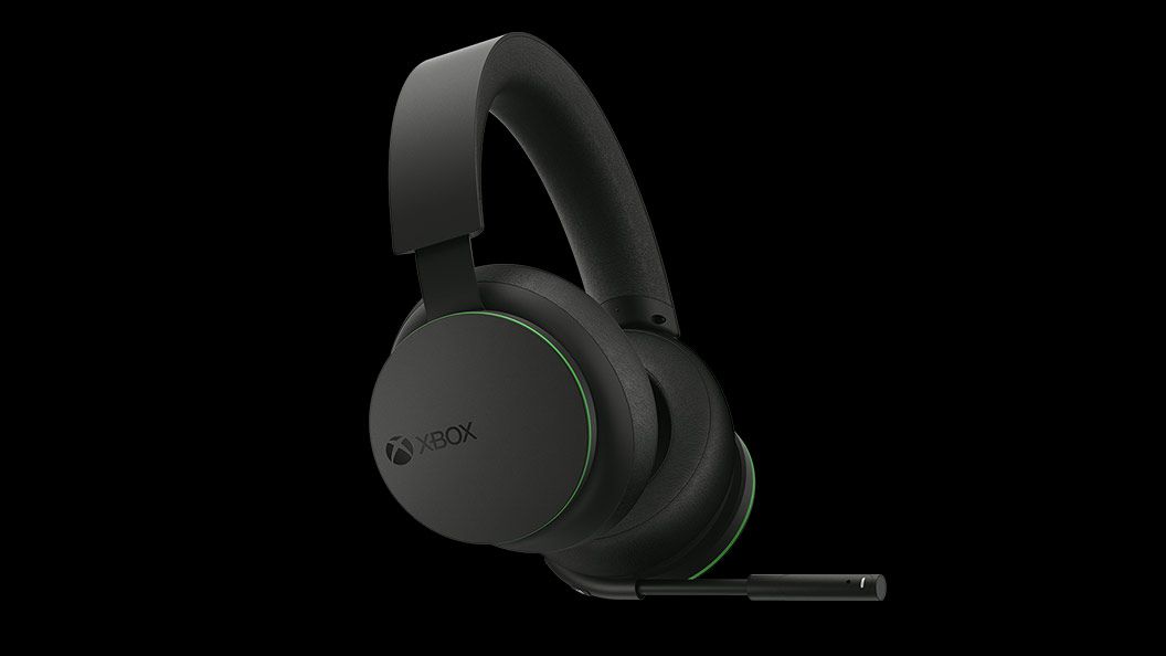 La vista lateral de los auriculares inalámbricos Xbox sobre un fondo negro.
