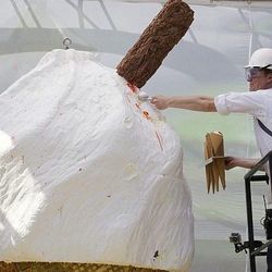 Photo: <a href="http://www.dailymail.co.uk/news/article-2167197/Heston-Blumenthal-unveils-worlds-largest-ice-cream.html?ITO=1490">Adam Gray / SWNS</A>