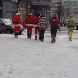 SantaCon begins in Queens from <a href="https://twitter.com/mhcoops18/status/411876523462107136">@MHCoops18</a>.  