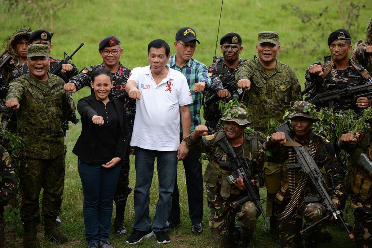 Duterte surrounded by soldiers with guns