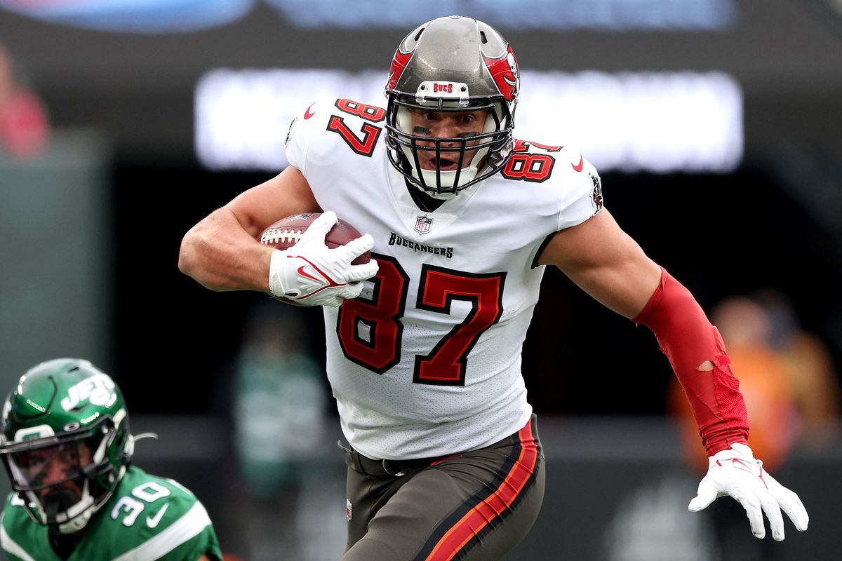 Rob Gronkowski #87 of the Tampa Bay Buccaneers carries the ball against the defense of the New York Jets in the first quarter of the game at MetLife Stadium on January 02, 2022 in East Rutherford, New Jersey.