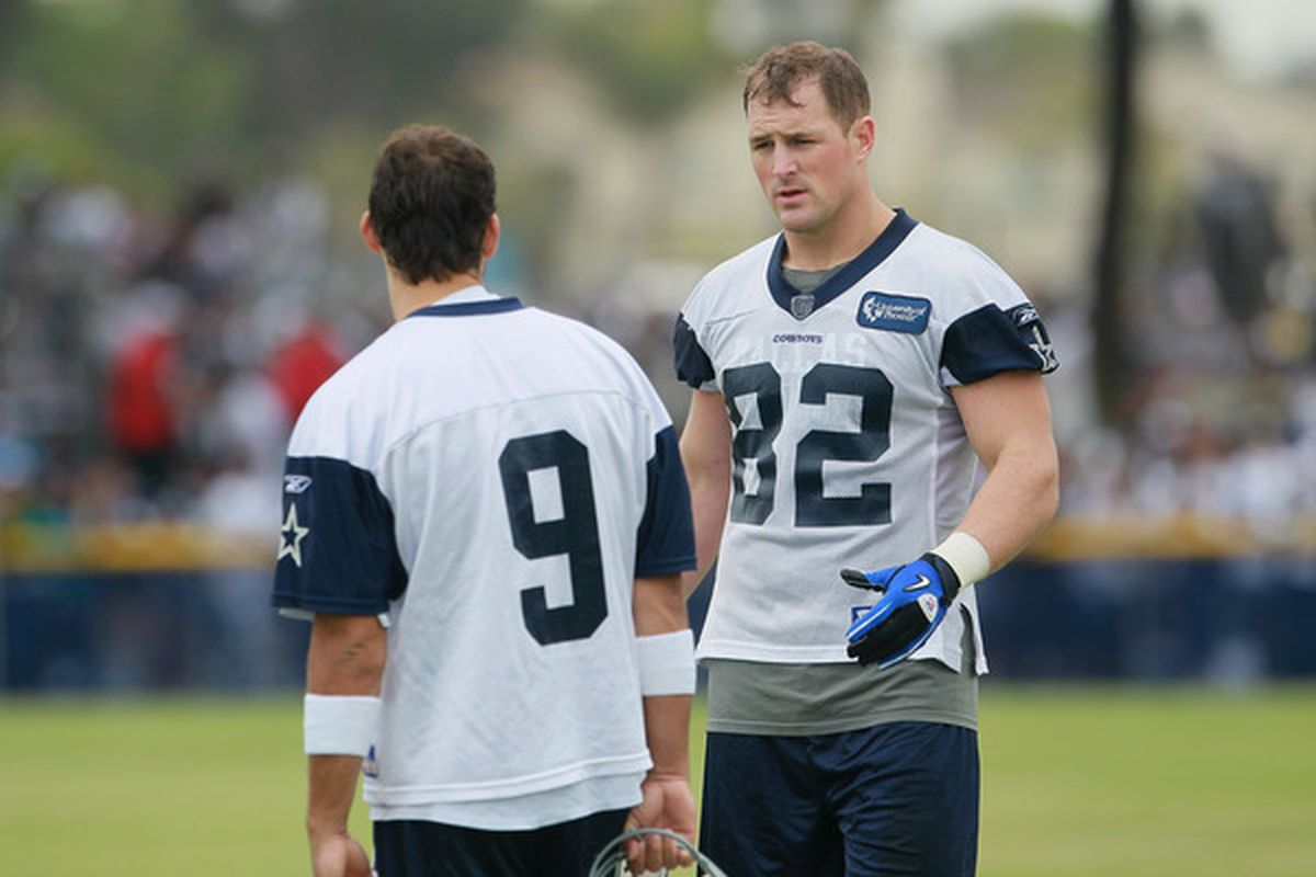 Jason Witten and Tony Romo discussing captainly things.