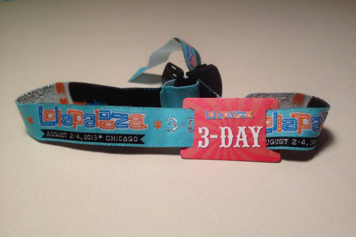 Image <a href="http://consequenceofsound.net/2014/07/lollapalooza-goes-cashless-allows-attendees-to-pay-with-wristbands/">via</a>.