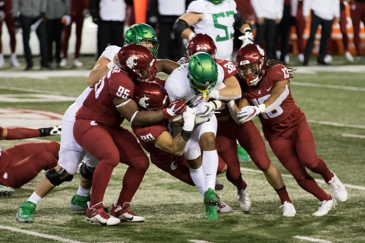 PULLMAN, WA - NOVEMBER 14: Oregon WR CJ Verdell (7) is group tackled by WSU defenders in the opening drive of the second half of the Pac 12 North divisional matchup between the Oregon Ducks and the Washington State Cougars on November 14, 2020, at Martin Stadium in Pullman, WA.