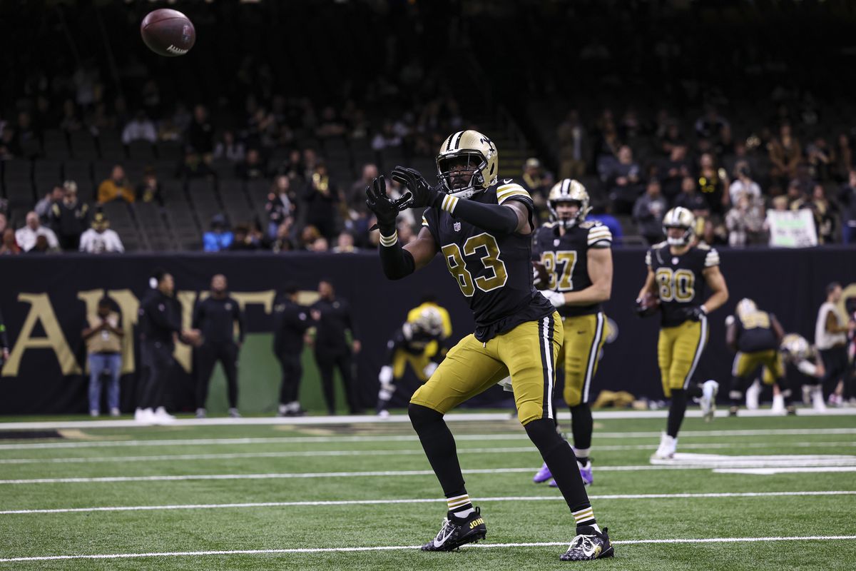 Juwan Johnson of the New Orleans Saints warms up prior to an NFL football game against the Carolina Panthers at Caesars Superdome on December 10, 2023 in New Orleans, LA.