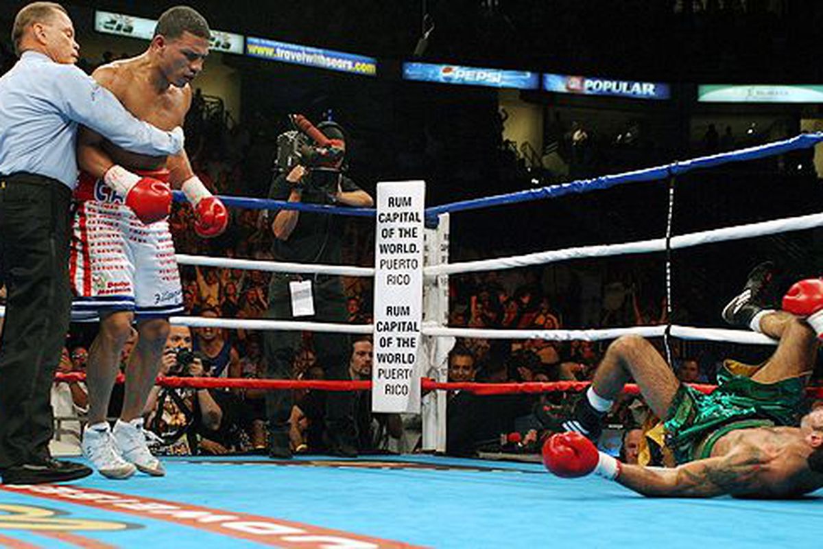 Miguel Cotto's first major title came to him with a shredding of Kelson Pinto back in 2004. (Photo via <a href="http://a.espncdn.com/photo/2008/0721/box_fw_cotto_pinto_580.jpg">a.espncdn.com</a>)