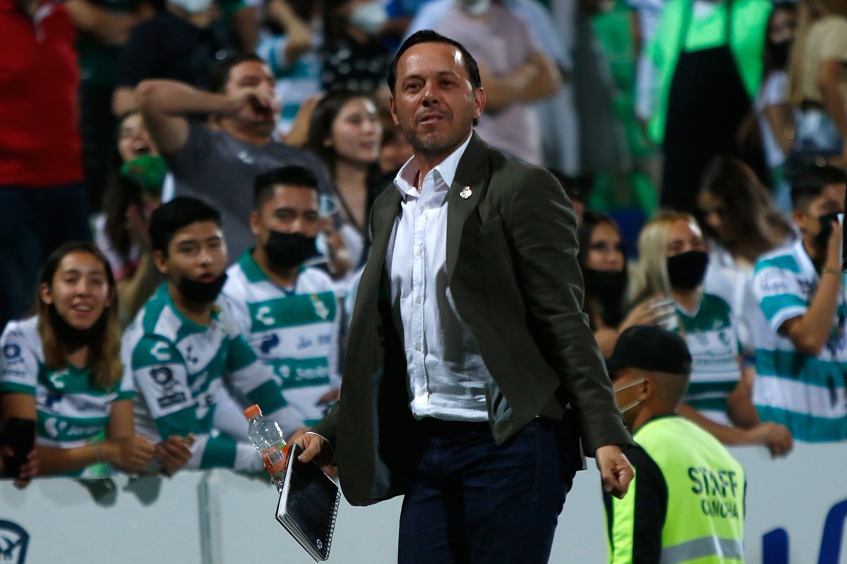 Eduardo Fentanes, head coach of Santos, looks on during the 12th round match between Santos Laguna and Pachuca as part of the Torneo Grita Mexico C22 Liga MX at Corona Stadium on April 3, 2022 in Torreon, Mexico.