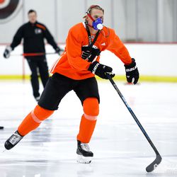 Flyers Skate Zone, Voorheen NJ: Oskar Lindblom skates for a Vo2 max test during Rookie Camp.